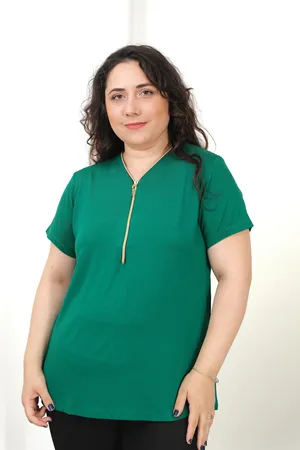 RENKTE BÜYÜK BEDEN KISA KOLLU FERMUARLI YEŞİL BLUZ