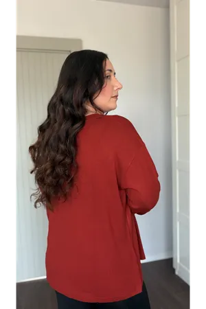 RENKTE ÖZEL ÜRETİM BÜYÜK BEDEN V YAKA YIRTMAÇLI UZUN KOL KİREMİT BLUZ