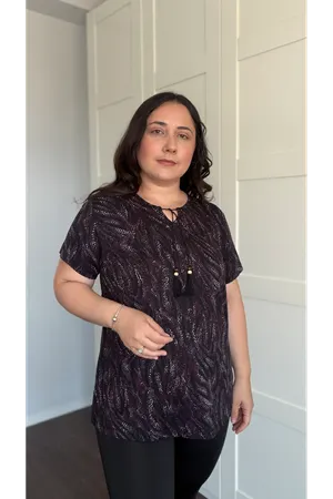 RENKTE BÜYÜK BEDEN YAKASI PÜSKÜL BAĞCIKLI KISA KOLLU DESENLİ BLUZ