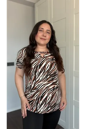 RENKTE BÜYÜK BEDEN DESENLİ BROŞLU KISA KOL BLUZ