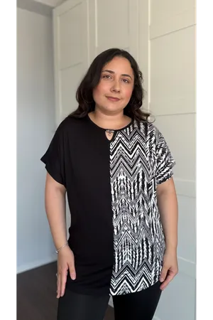 RENKTE BÜYÜK BEDEN YAKA BROŞLU ÖN YARIM GARNİLİ SİYAH BLUZ