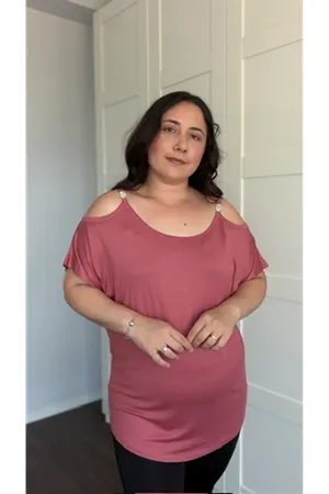 RENKTE BÜYÜK BEDEN OMUZLARI PENCERELİ İP ASKILI TAŞLI BROŞLU PUDRA BLUZ