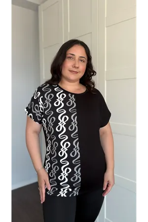 RENKTE BÜYÜK BEDEN ÖN YARIM GARNİLİ SİYAH BLUZ
