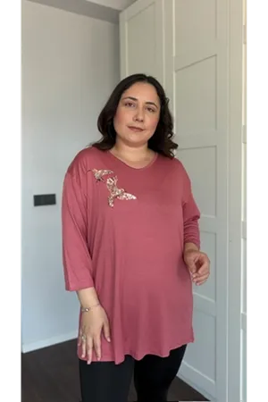 RENKTE BÜYÜK BEDEN PULLU KUŞLU KAPRİ KOL PUDRA BLUZ
