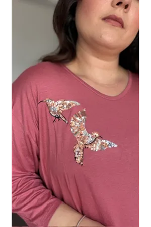 RENKTE BÜYÜK BEDEN PULLU KUŞLU KAPRİ KOL PUDRA BLUZ