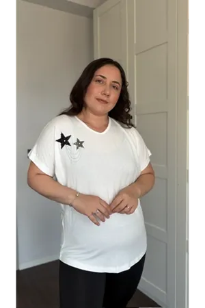 RENKTE BÜYÜK BEDEN İKİ YILDIZLI TAŞLI BEYAZ BLUZ
