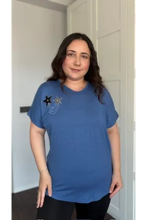 RENKTE BÜYÜK BEDEN İKİ YILDIZLI TAŞLI İNDİGO BLUZ