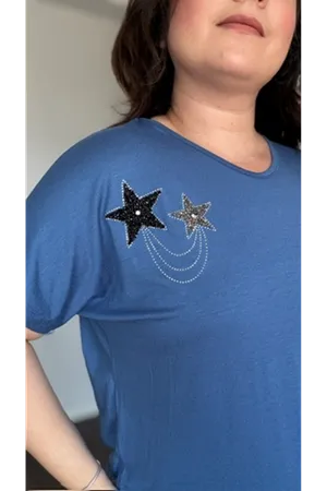 RENKTE BÜYÜK BEDEN İKİ YILDIZLI TAŞLI İNDİGO BLUZ