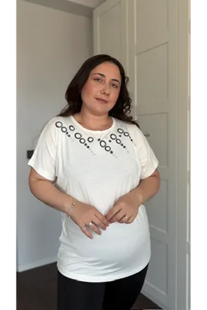RENKTE BÜYÜK BEDEN PULLU SİMLİ HALKA NAKIŞLI BEYAZ BLUZ