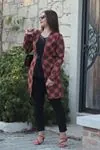 RENKTE BÜYÜK BEDEN ÖNÜ DÜĞMELİ DESENLİ BORDO HIRKA
