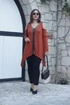RENKTE BÜYÜK BEDEN ÖNÜ PUL GARNİLİ OMUZ DEKOLTELİ KİREMİT BLUZ