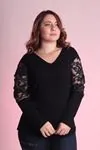 RENKTE BÜYÜK BEDEN KOL DETAY VE DANTEL GARNİLİ SİYAH BLUZ
