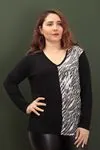 RENKTE BÜYÜK V YAKA YARIM LEOPAR DETAY SİYAH BLUZ