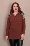 RENKTE BÜYÜK BEDEN ÇİFT OMUZ LEOPARLI BİYELİ KAHVE TRİKO