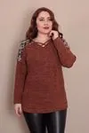 RENKTE BÜYÜK BEDEN ÇİFT OMUZ LEOPARLI BİYELİ KAHVE TRİKO