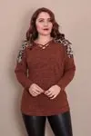 RENKTE BÜYÜK BEDEN ÇİFT OMUZ LEOPARLI BİYELİ KAHVE TRİKO