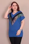 RENKTE BÜYÜK BEDEN ÖNÜ ÇİZGİLİ PUL GARNİLİ SAKS MAVİ BLUZ