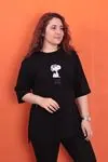 RENKTE BÜYÜK BEDEN ÖNÜ VE ARKASI SNOPY BASKILI SİYAH T-SHİRT