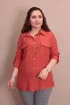 RENKTE BÜYÜK BEDEN CEPLİ KİREMİT KETEN BLUZ
