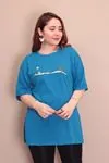 RENKTE BÜYÜK BEDEN KAKTÜS NAKIŞLI MAVİ T-SHİRT