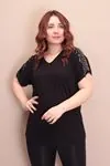 RENKTE OMUZLARI PULLU SAÇAKLI SİYAH BLUZ