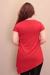 RENKTE ASİMETRİK ETEKLİ KIRMIZI T-SHİRT