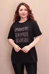 RENKTE ÖNÜ TAŞLI TASARIM SİYAH T-SHİRT