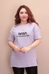RENKTE ÖNÜ YAZILI YAN YIRTMAÇLI LİLA T-SHİRT