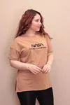 RENKTE ÖNÜ YAZILI YAN YIRTMAÇLI VİZON T-SHİRT