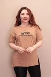 RENKTE ÖNÜ YAZILI YAN YIRTMAÇLI VİZON T-SHİRT