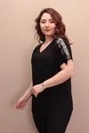 RENKTE OMUZLARI PULLU VE SAÇAKLI SİYAH BLUZ