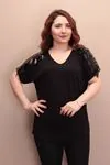 RENKTE OMUZLARI PULLU VE SAÇAKLI SİYAH BLUZ