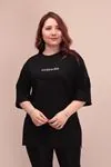 RENKTE ÖN YAZILI SİYAH T-SHİRT