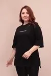 RENKTE ÖN YAZILI SİYAH T-SHİRT