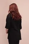 RENKTE ÖN YAZILI SİYAH T-SHİRT