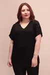 RENKTE OMUZ PARÇALI KUŞGÖZÜ İNCİLİ SİYAH BLUZ
