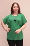RENKTE KOLYELİ YAKA PENCERELİ YEŞİL BLUZ