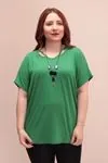 RENKTE KOLYELİ YAKA PENCERELİ YEŞİL BLUZ