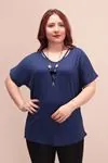 RENKTE KOLYELİ YAKA PENCERELİ LACİVERT BLUZ