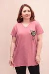 RENKTE KEDİ ARMALI YAN YIRTMAÇLI PUDRA T-SHİRT