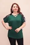 RENKTE OMUZ PULLU YAKA BİYELİ KOYU YEŞİL BLUZ