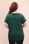 RENKTE OMUZ PULLU YAKA BİYELİ KOYU YEŞİL BLUZ