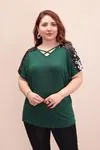 RENKTE OMUZ PULLU YAKA BİYELİ KOYU YEŞİL BLUZ