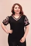 RENKTE KOLLARI TÜLLÜ DETAYLI SİYAH BLUZ