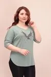 RENKTE YAKASI KARTAL TAŞLI MİNT BLUZ