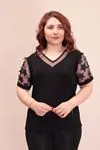 RENKTE KOLLARI TÜLLÜ DETAYLI SİYAH BLUZ