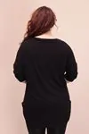 RENKTE V YAKA YANI YIRTMAÇLI SİYAH BLUZ
