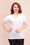 RENKTE YAKASI VE KOLLARI TÜLLÜ BEYAZ BLUZ