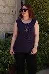 RENKTE KELEBEK DESENLİ KOLSUZ T-SHİRT