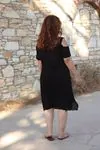 RENKTE TEK OMUZU ASKILI ETEK UCU FİSTOLU SİYAH ELBİSE